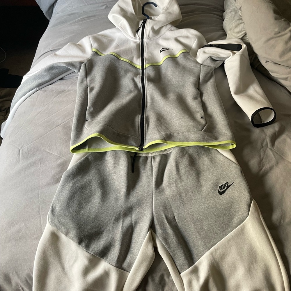 Nike Sportswear tech fleece set